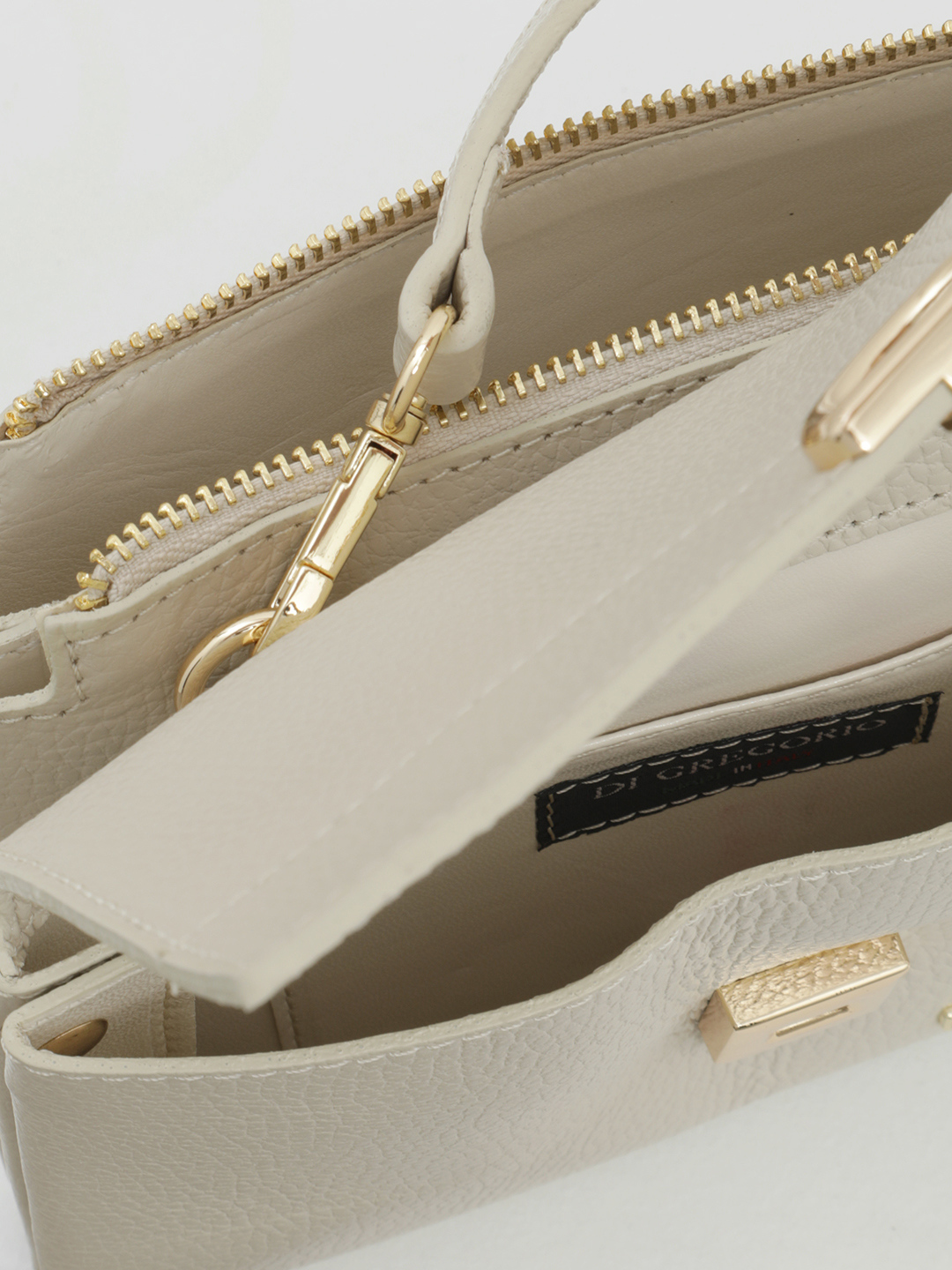 Сэтчел с декоративной пряжкой от Di Gregorio в бежевом оттенке