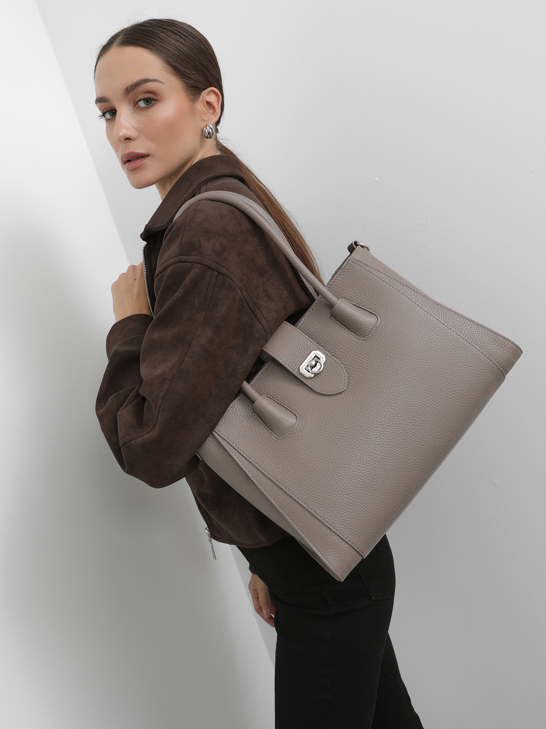 Прямоугольный шопер на молнии с откидным хлястиком от FOLLE в цвете тауп