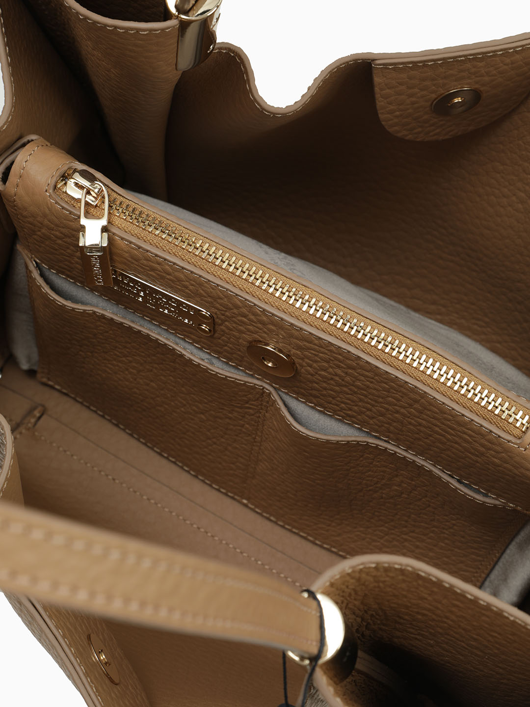 Сумка в силуэте бабочки в размере М с боковым логотипом Gironacci бисквитного цвета