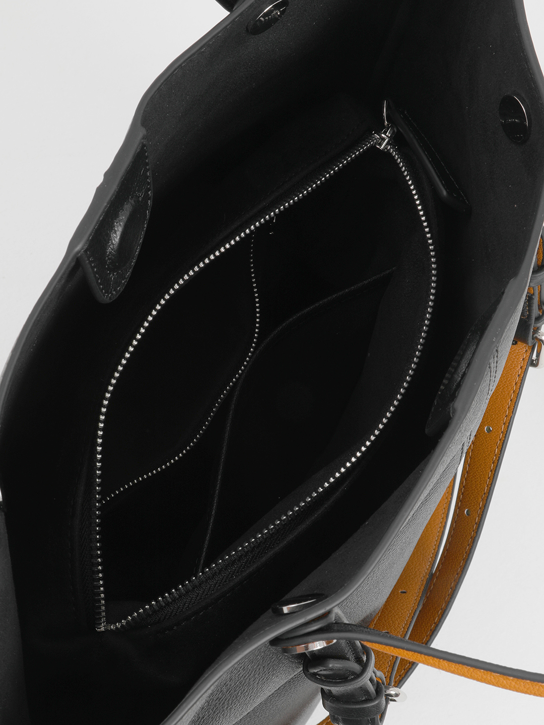 Чёрная сумка с двумя парами ручек и дополнительной косметичкой от IVORY