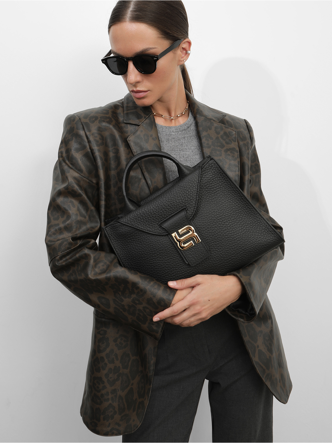 Сумка-трапеция со знаковой монограммой RIPANI чёрного цвета