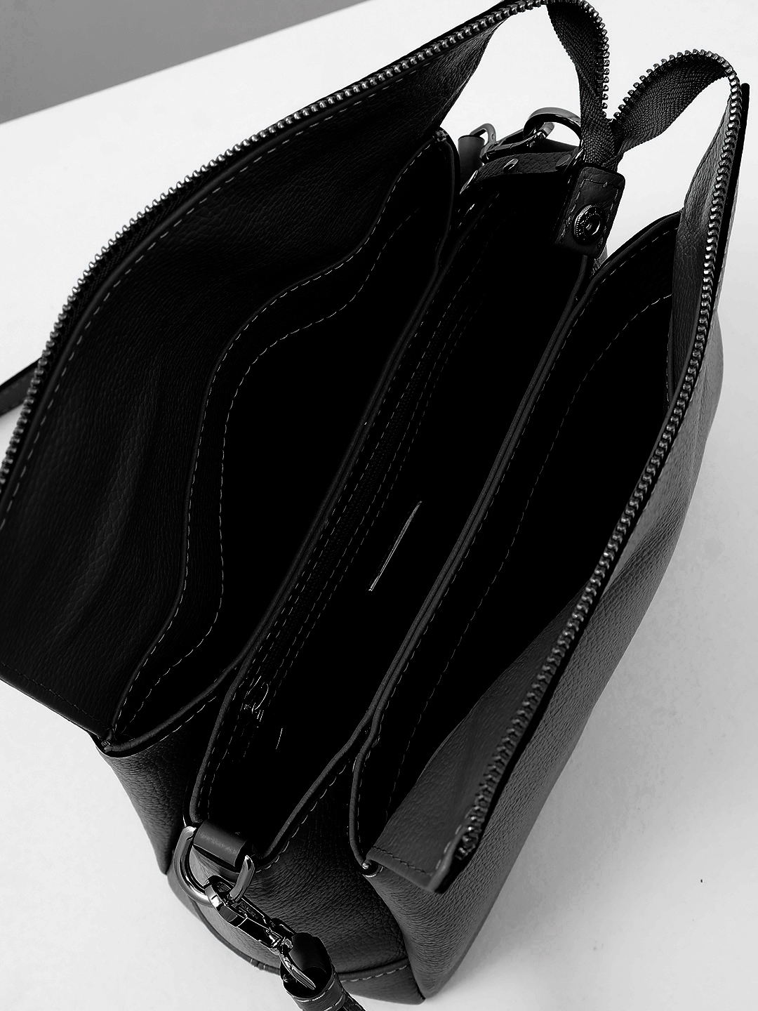 Чёрная кросс-боди на плечо с металлическими буквами Vanessa Scani