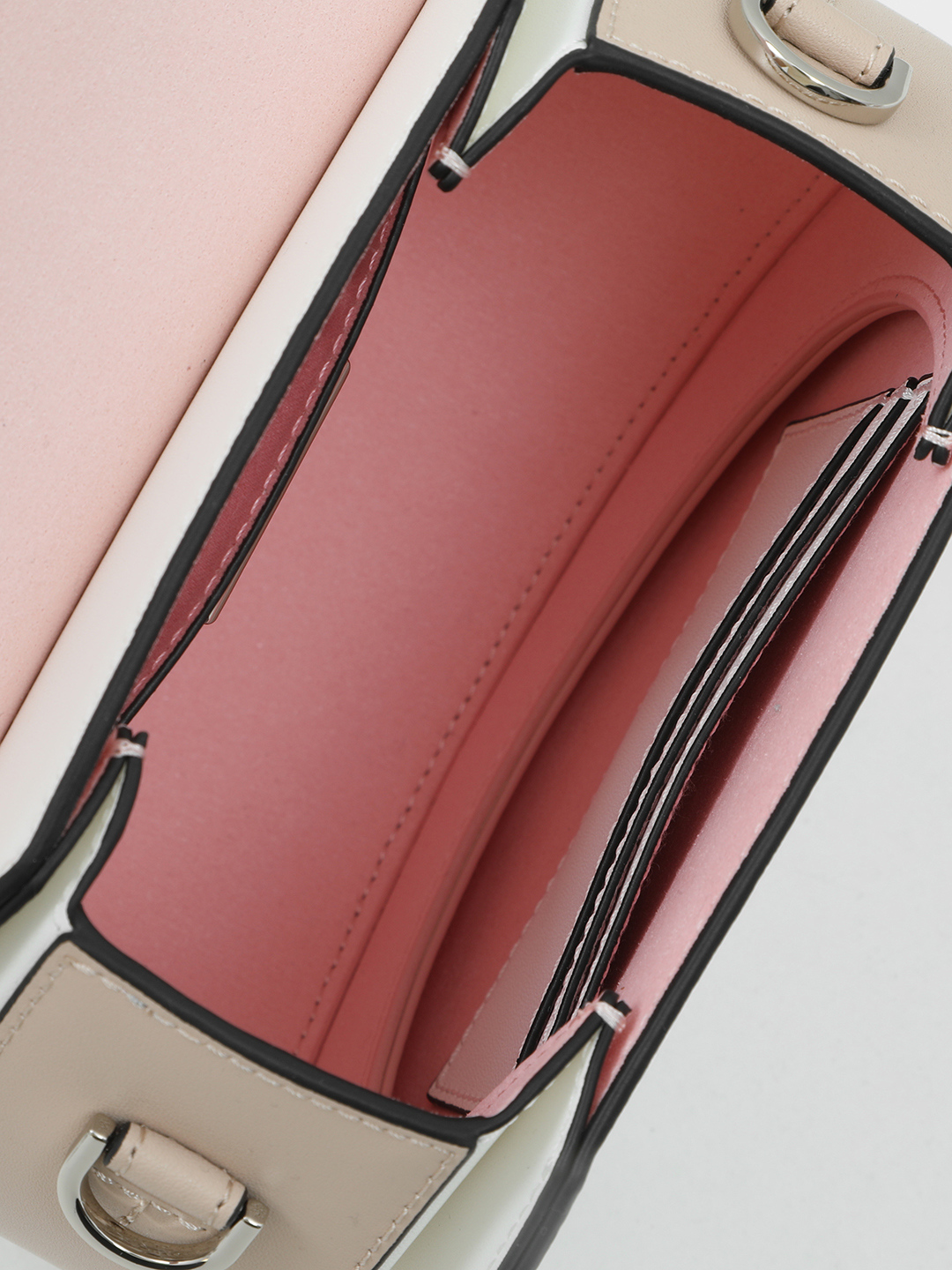 Сумка в силуэте будильника с прямоугольной пряжкой от CROMIA в сочетании белого и розового цвета