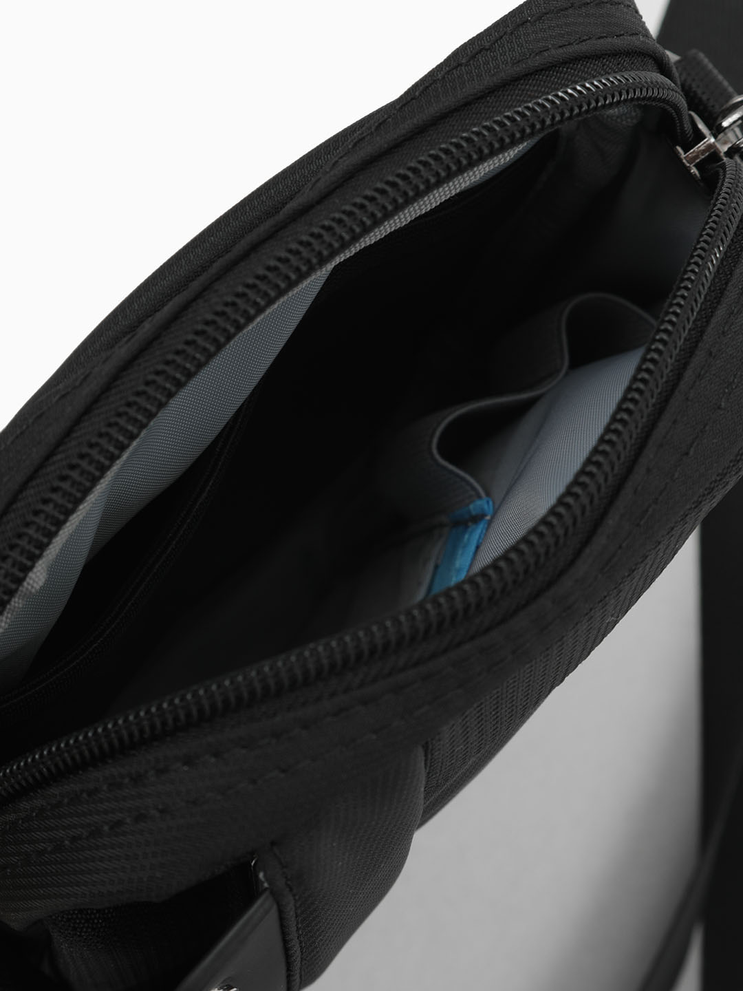 Небольшая мужская барсетка на плечо от AERONAUTICA MILITARE черного цвета