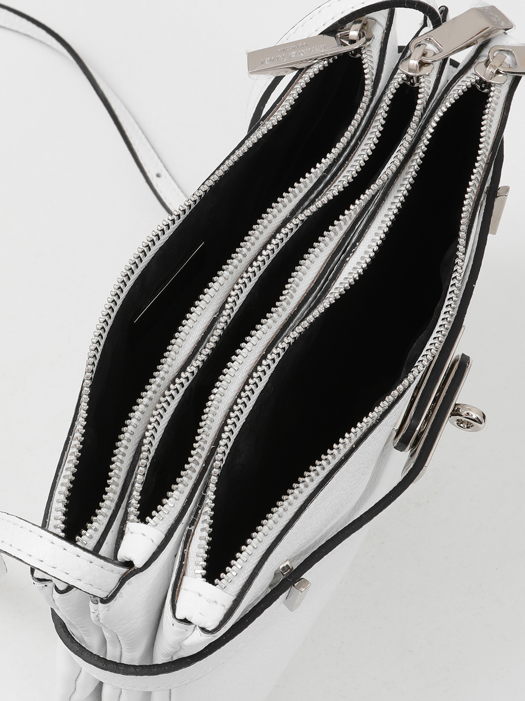 Кросс-боди с тремя отделениями и трендовым замком от Renato Angi в белом цвете