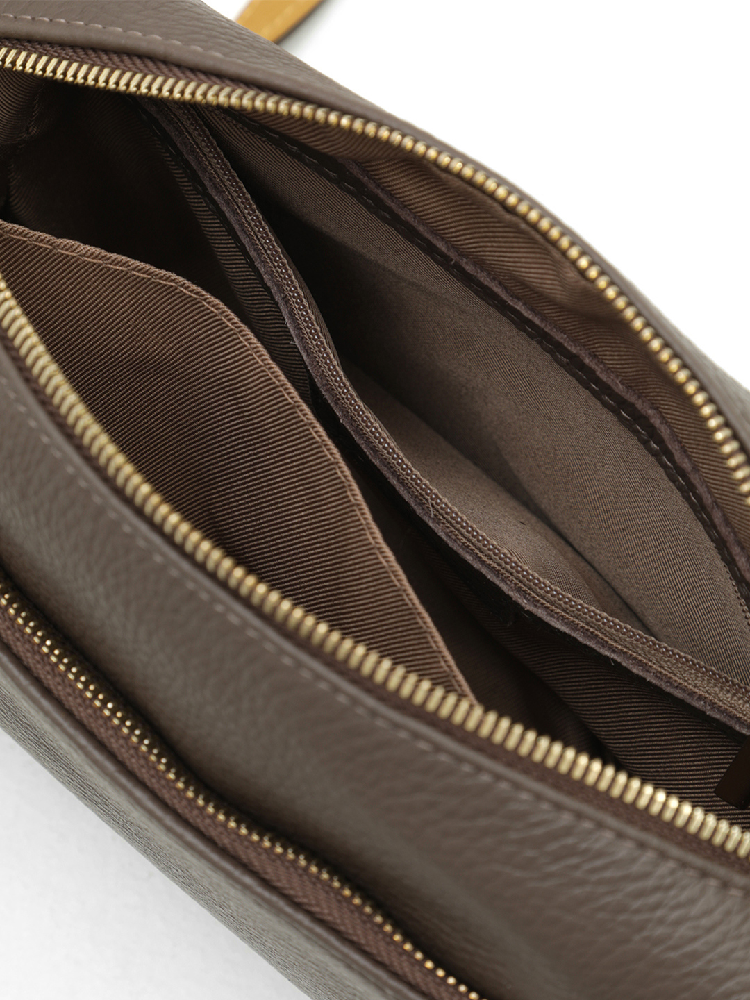 Небольшая кросс-боди с передним отделением на молнии от FOLLE в коричневом цвете