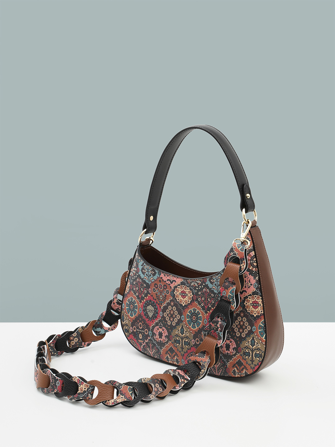 Плечевой ремень с золотистой фурнитурой и этническим принтом