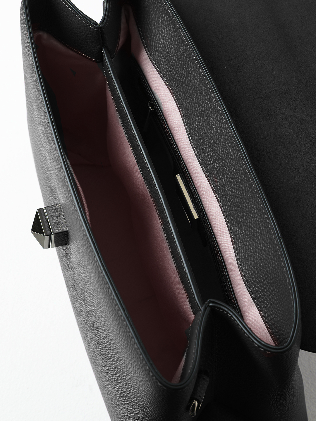 Однорукий сэтчел с пятигранной пряжкой и именной гравировкой CROMIA в чёрном цвете