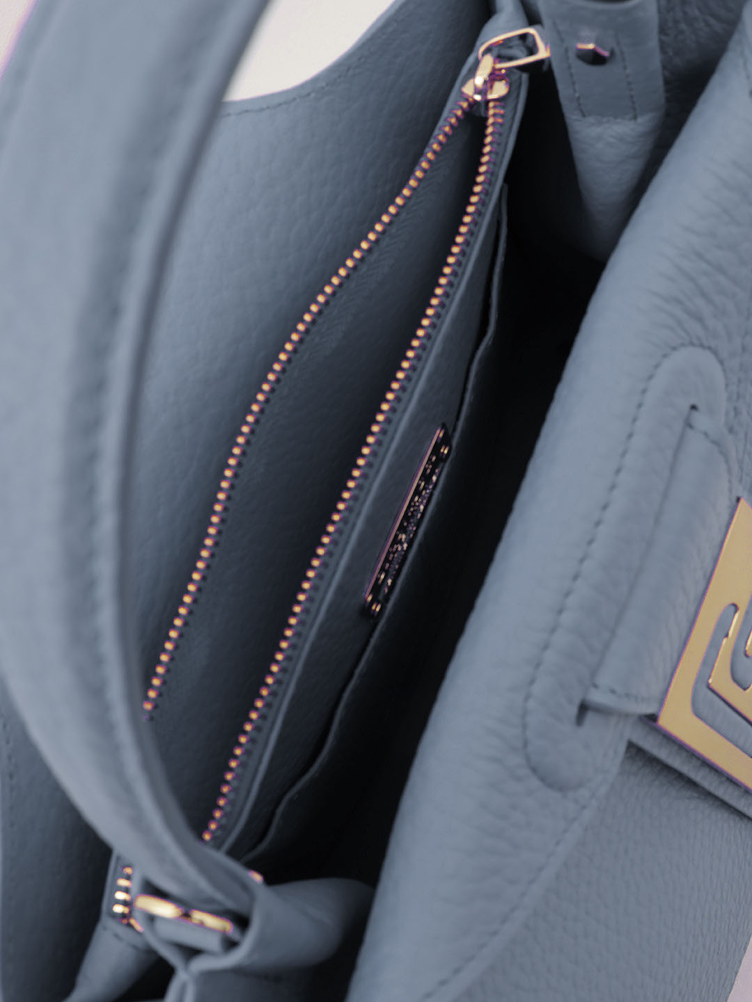 Однорукий тoут с металлической пряжкой с монограммой Gironacci джинсового оттенка