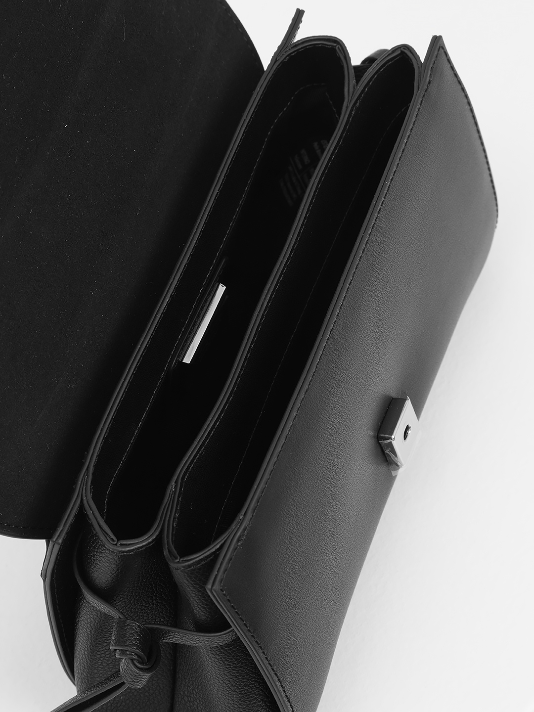 Сумка-багет с металлической плашкой с логотипом CROMIA в чёрном цвете