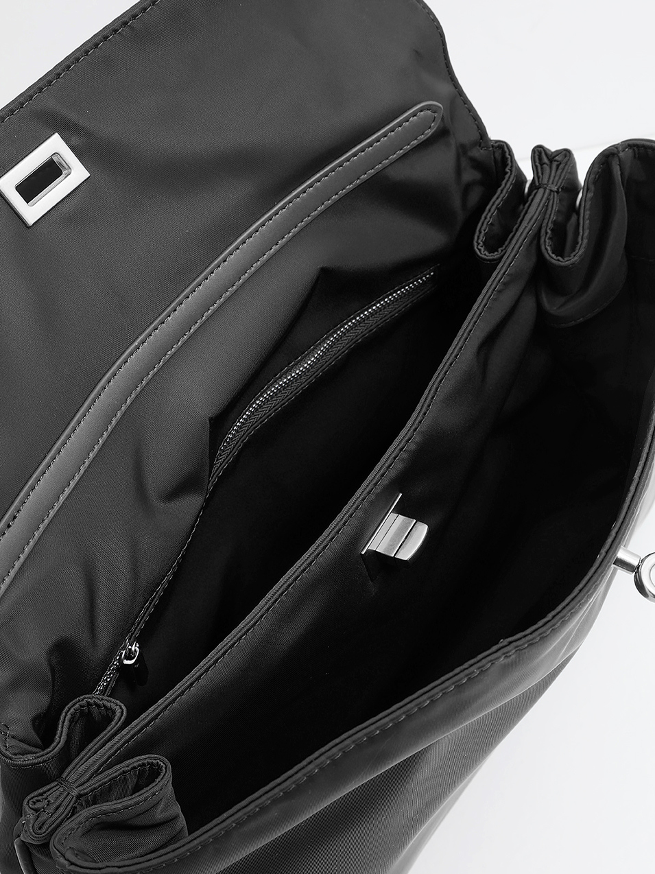 Нейлоновая сумка в размере S с фурнитурой серебристого оттенка от IVORY в чёрном цвете