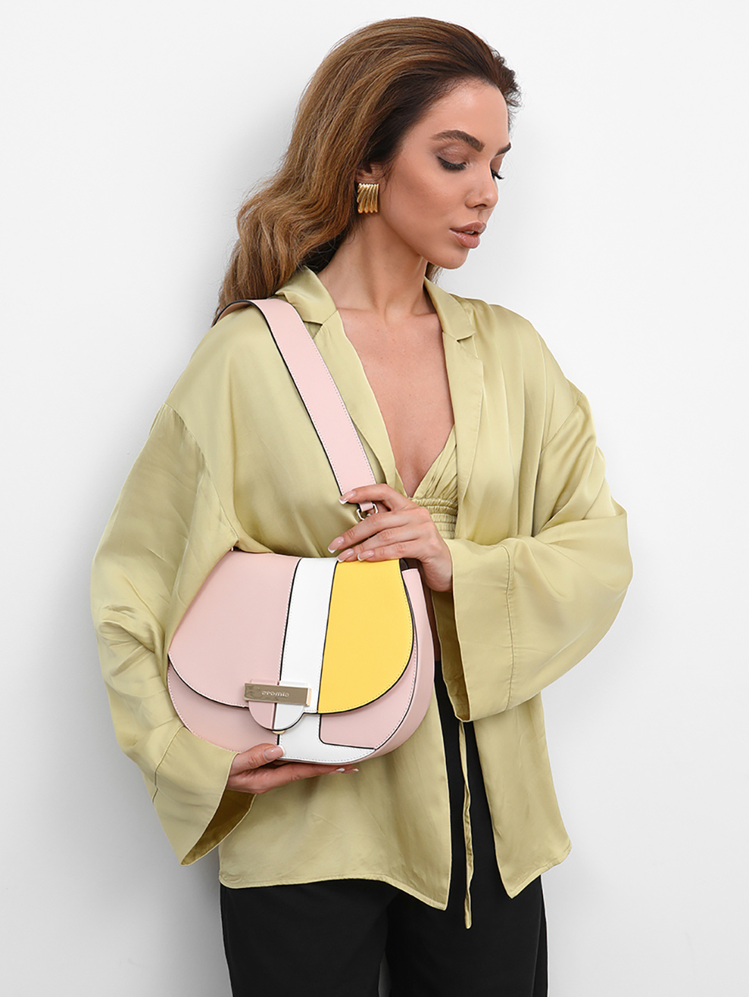 Полукруглая сумка в стиле колор-блок с золотистой плашкой CROMIA в розовом оттенке