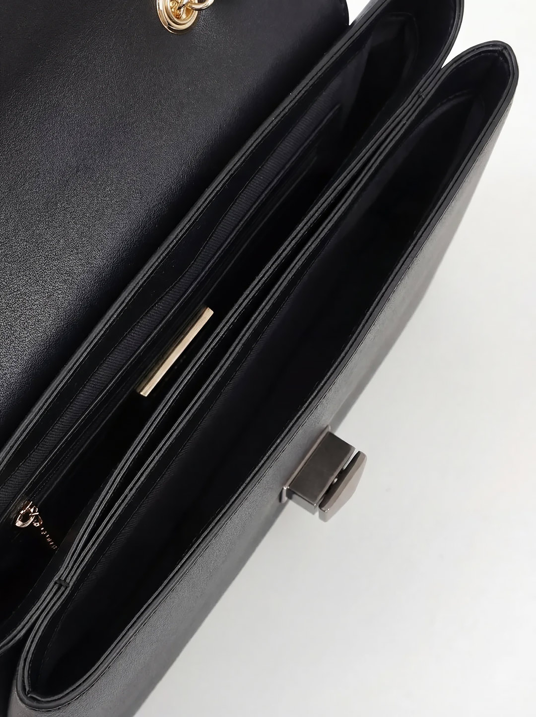 Сумка через плечо с клапаном и поворотным замком от Cromia из натуральной черной кожи