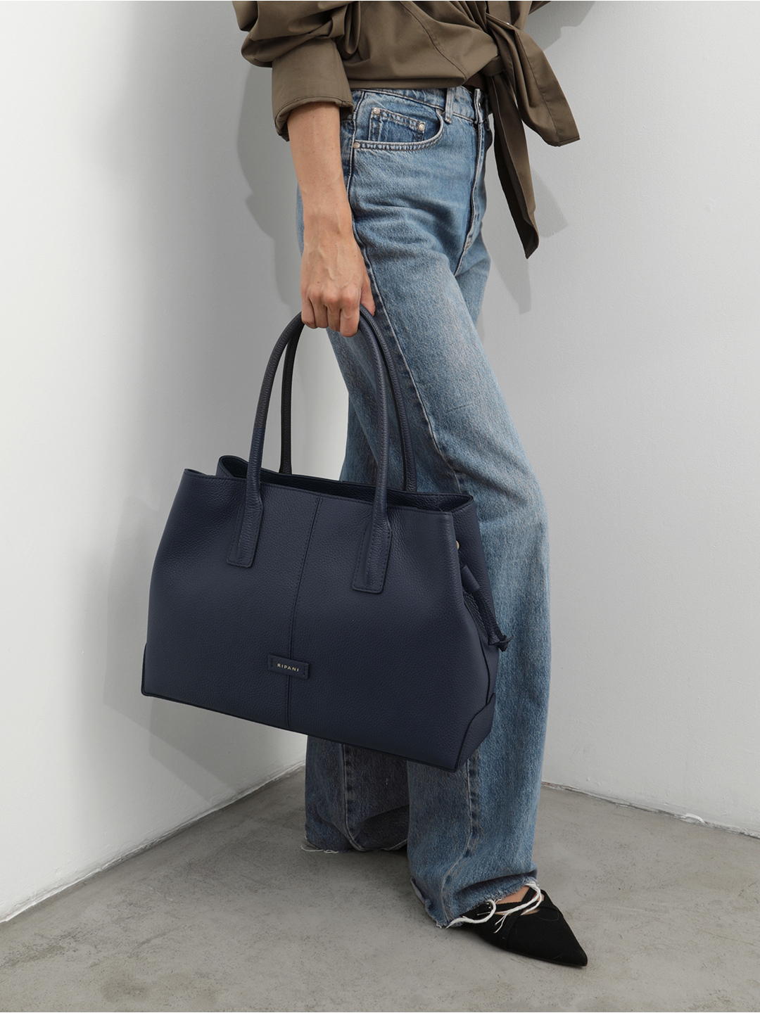 Классическая сумка с кожаной нашивкой с логотипом RIPANI в синем цвете
