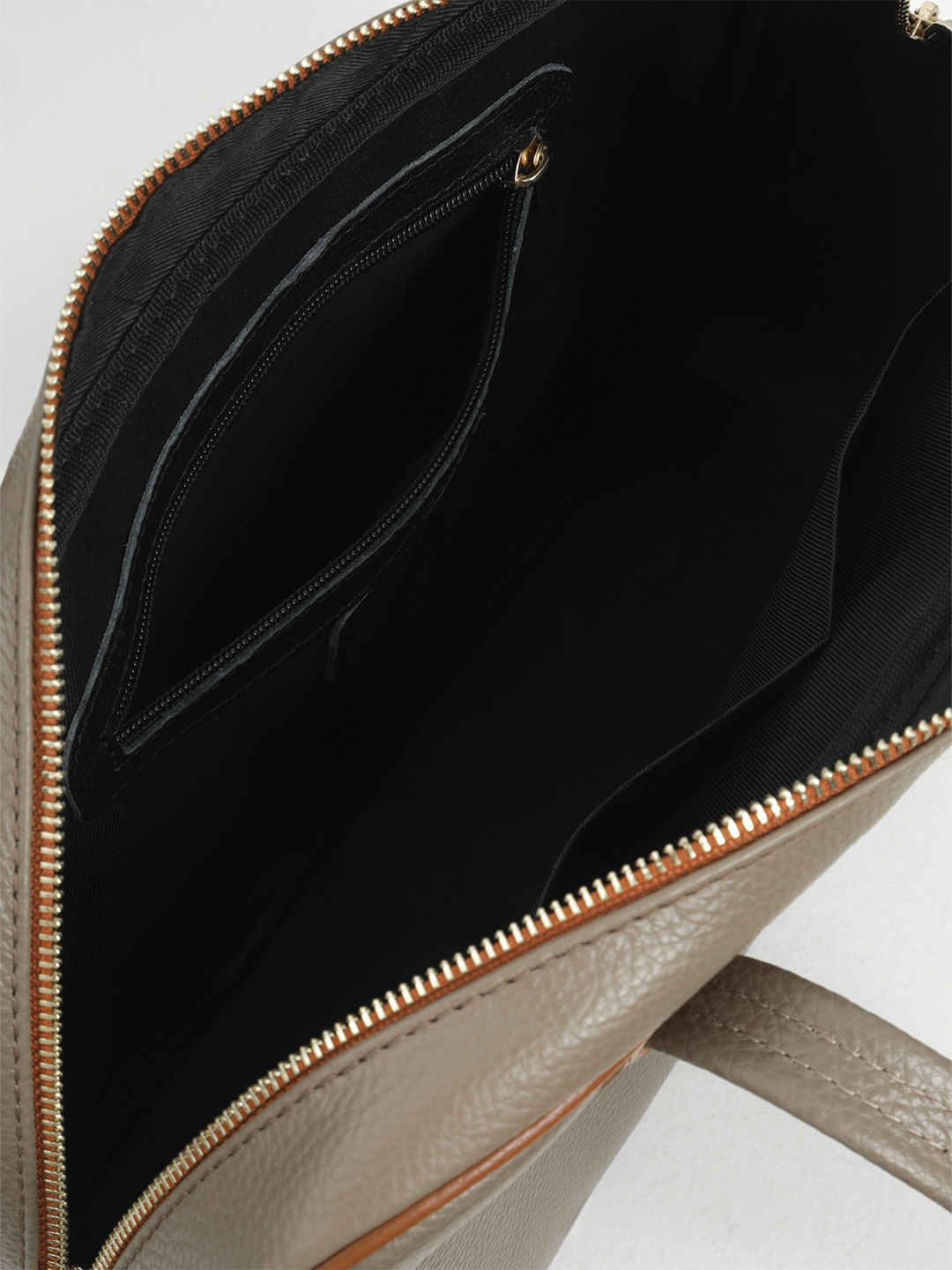 Сумка в размере L с золотистой фурнитурой от FOLLE оттенка тауп