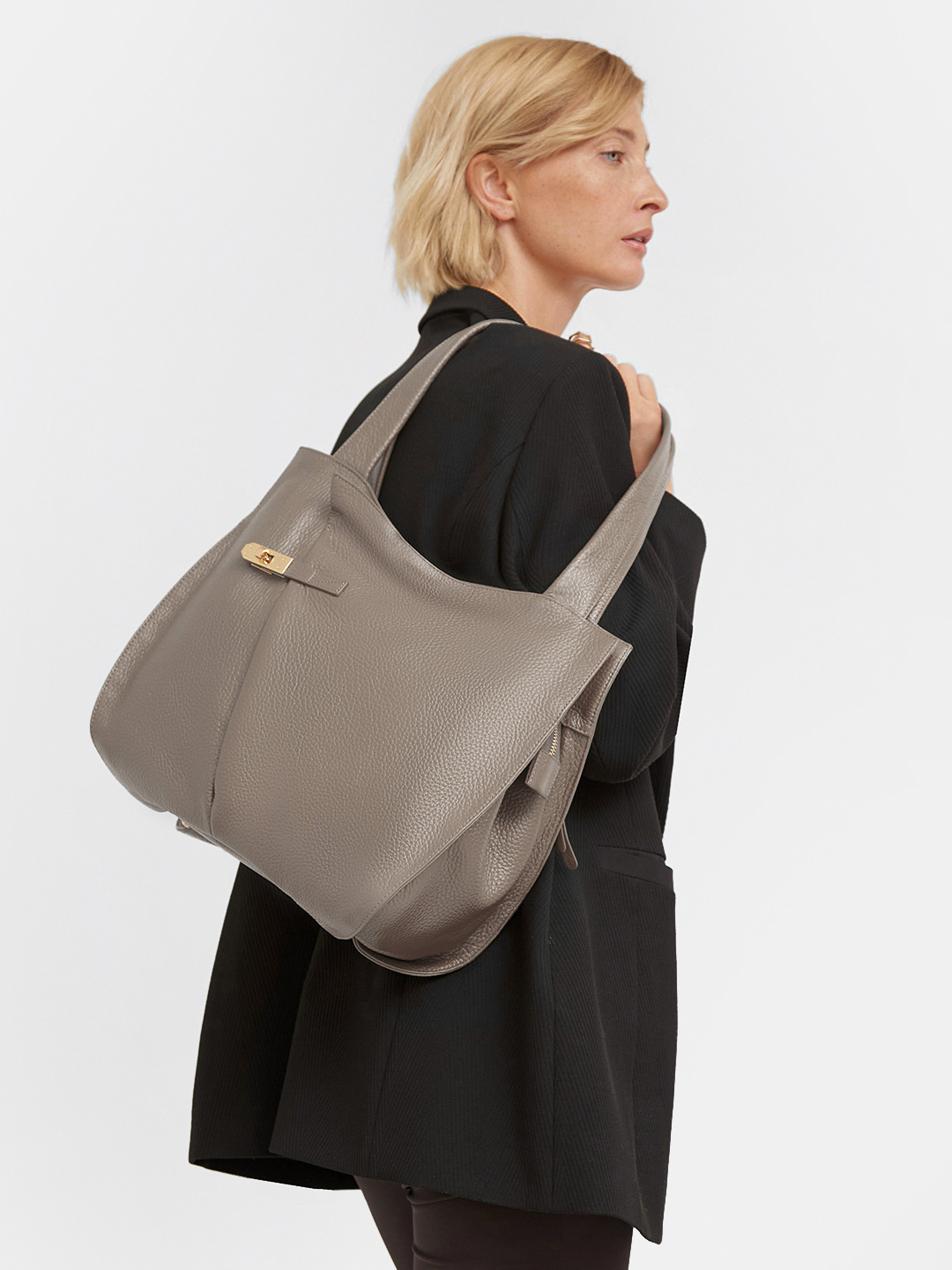 Мягкий мешок с поворотной золотистой фурнитурой от KELLEN в цвете тауп