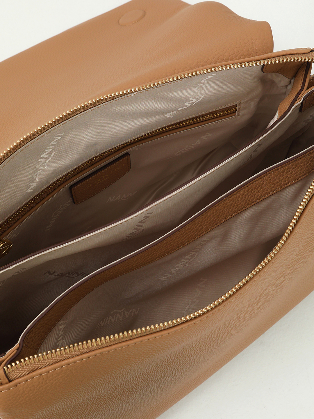 Прямоугольная сумка с именным ремнём от NANNINI в оттенке кэмел