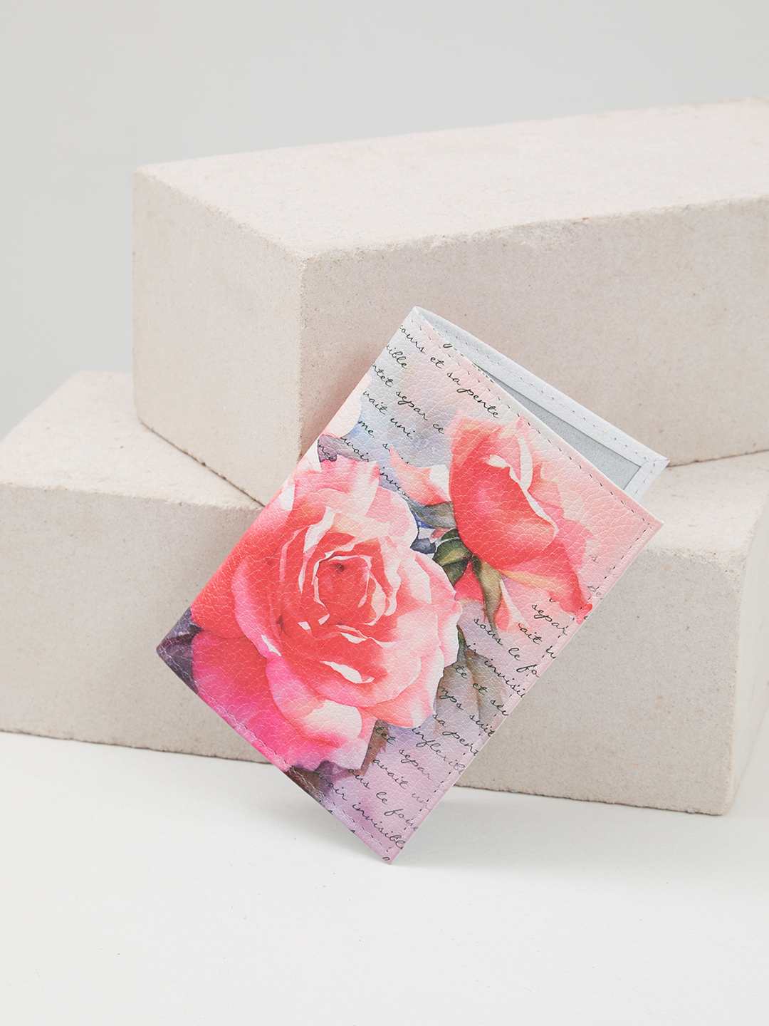 Обложка для паспорта от Alessandro Beato из натуральной кожи с ярким принтом роз