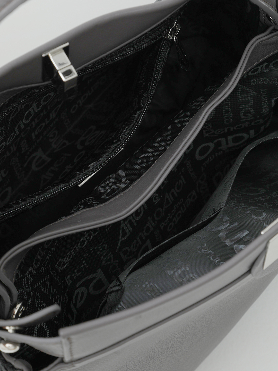 Сэтчел серого цвета с кружевной боковой отделкой и длинным ремнём от Renato Angi