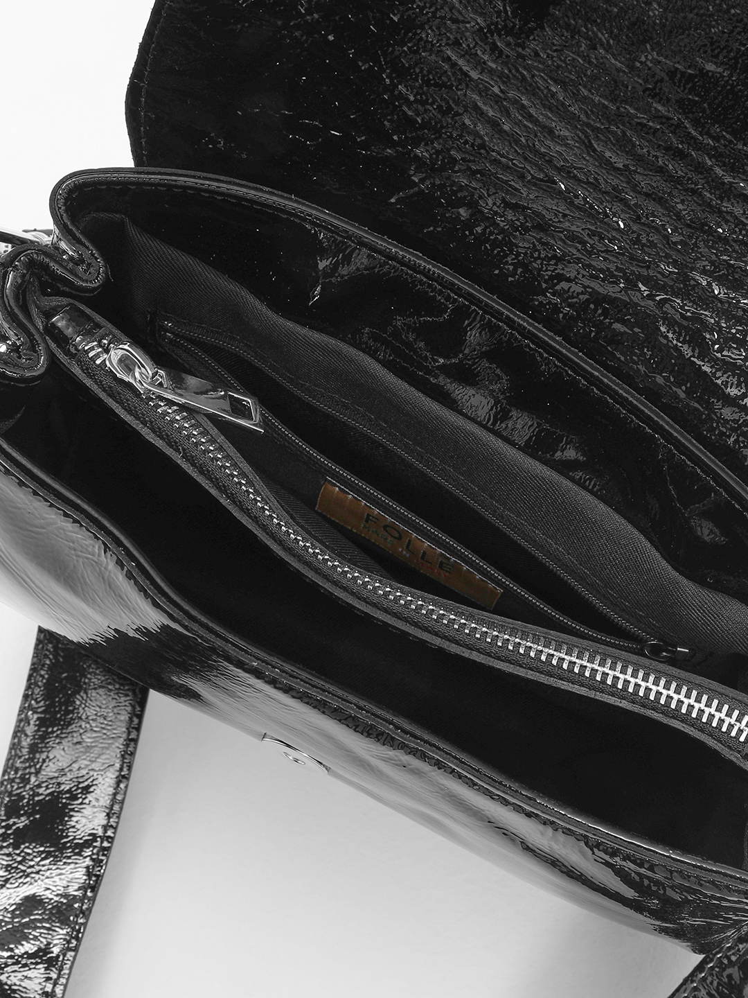 Кросс-боди на плечо с клапаном в виде ремня от FOLLE из лаковой кожи чёрного цвета