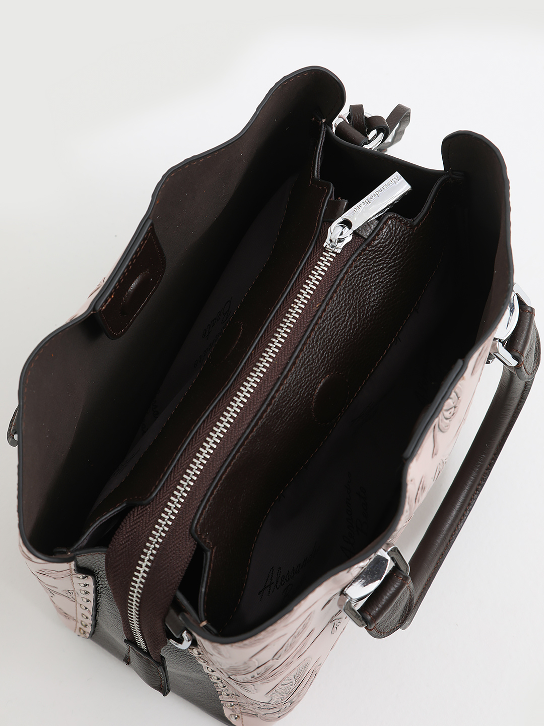 Классическая сумка с объёмным тиснением и металлическими буквами Alessandro Beato в розовом оттенке