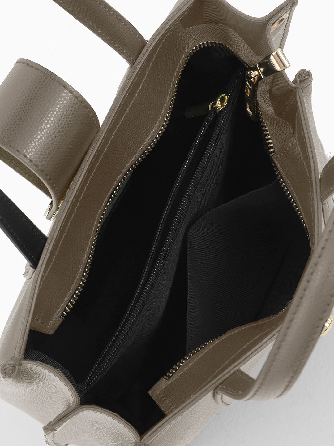 Сумка-тоут с золотистой фурнитурой в виде кольца от FOLLE из кожи цвета тауп