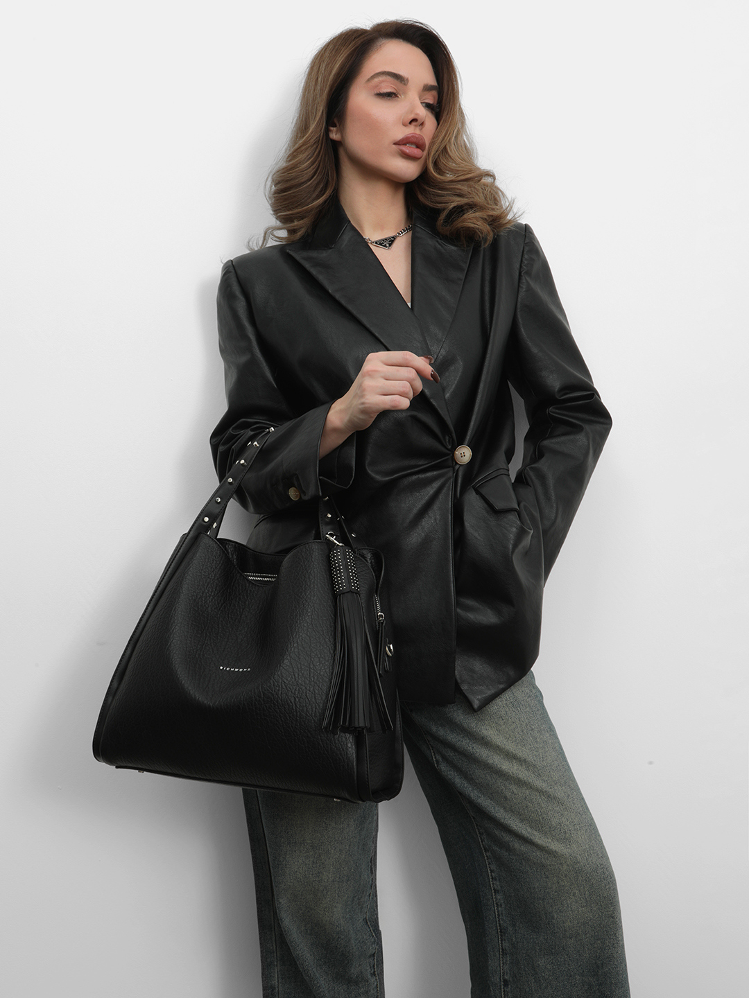 Чёрная сумка с шипами на ручке и пуллером-кисточкой от John Richmond