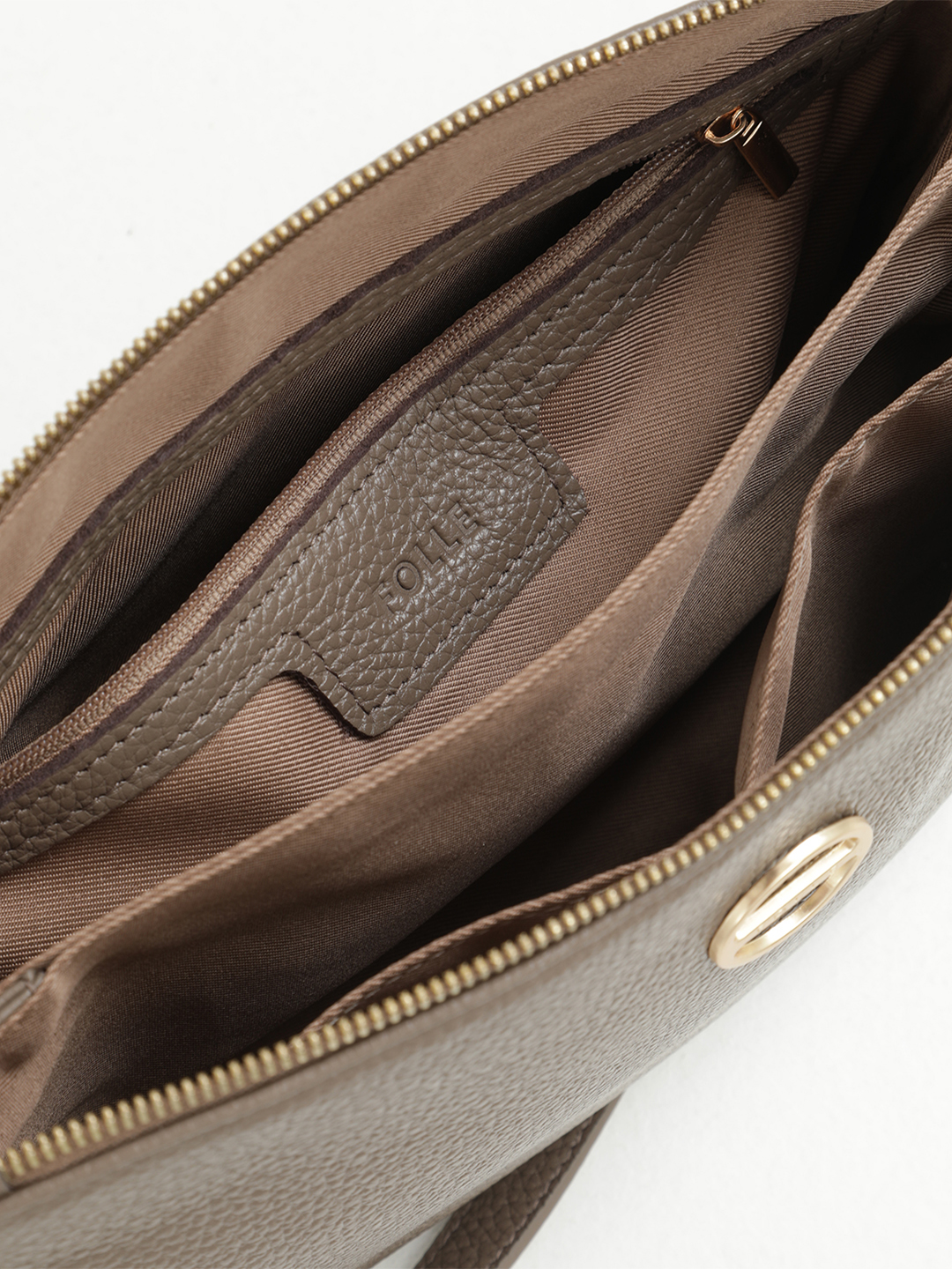 Сумка-клатч от FOLLE с оборками по бокам из натуральной кожи в цвете тауп