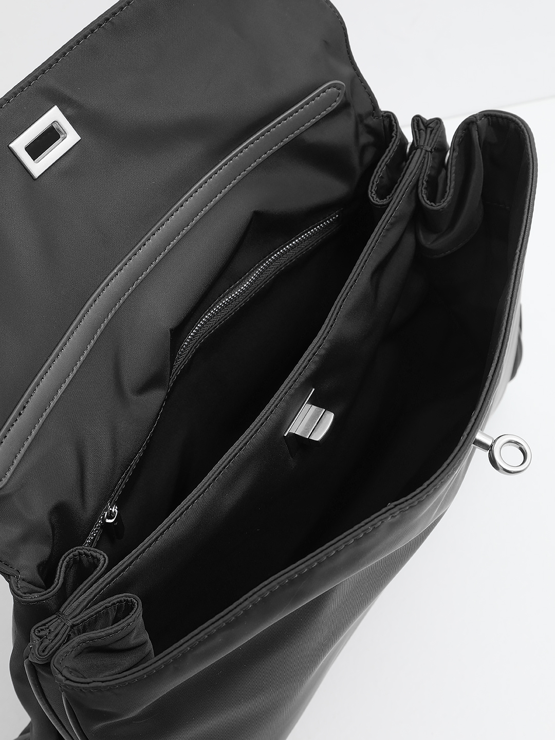 Нейлоновая сумка в размере М с фурнитурой серебристого оттенка от IVORY в чёрном цвете