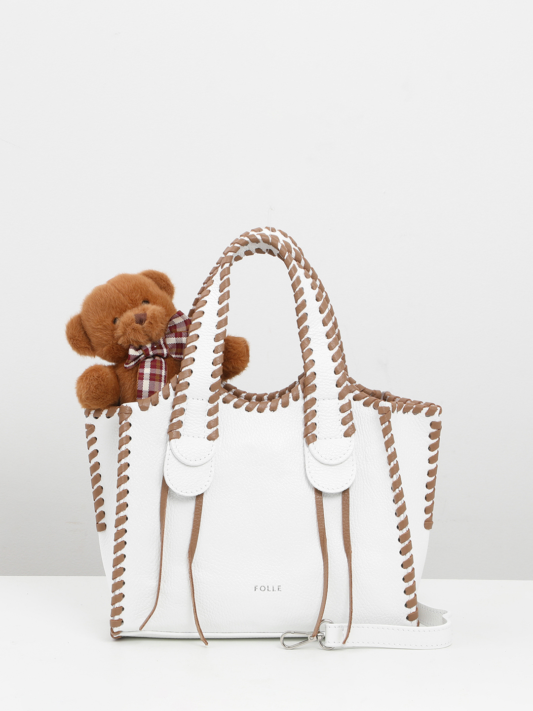 Небольшой шоппер в белом цвете с коричневой боковой строчкой от FOLLE