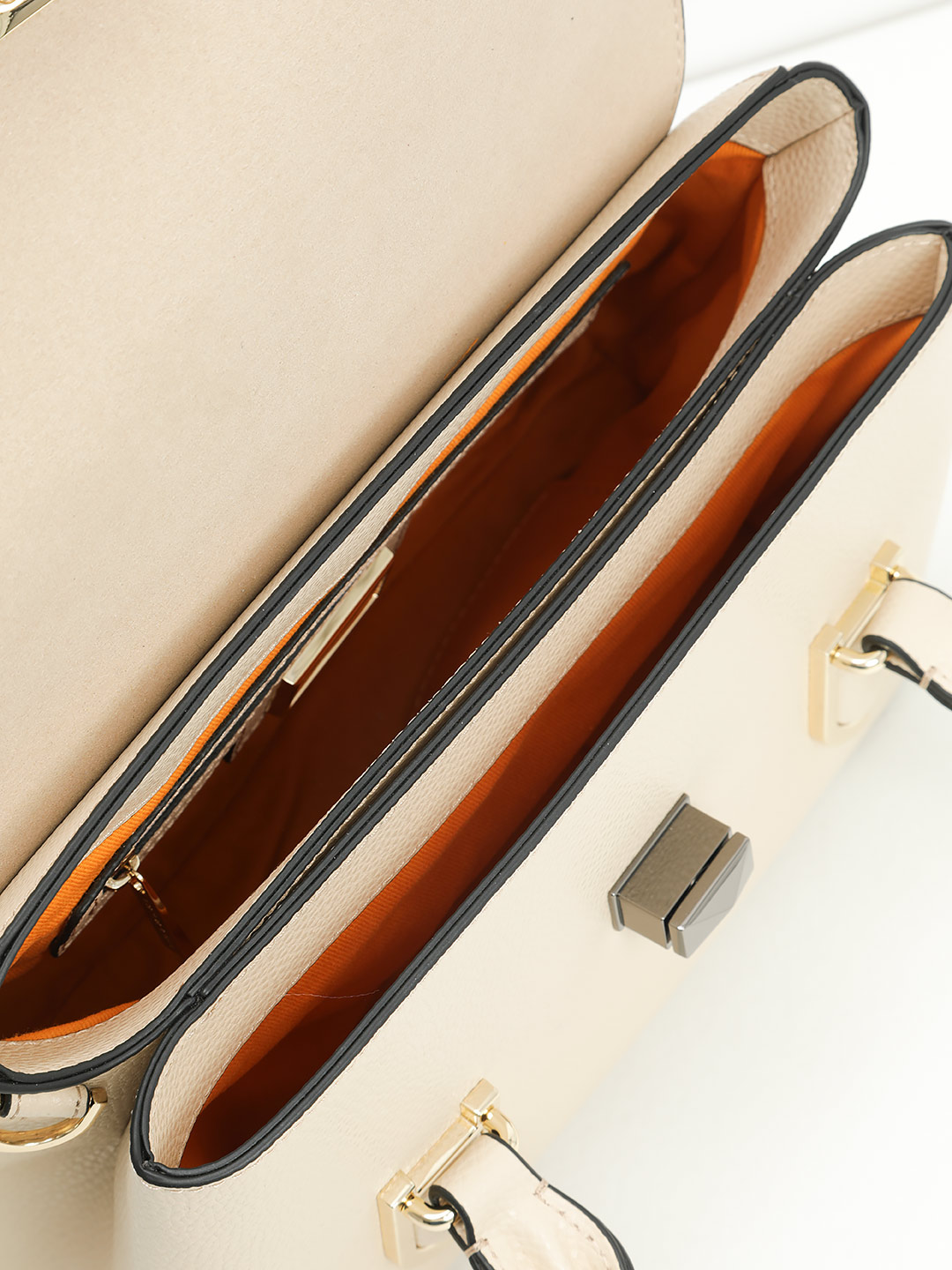 Небольшая сумка с клапаном и поворотным замком от Cromia из натуральной бежевой кожи