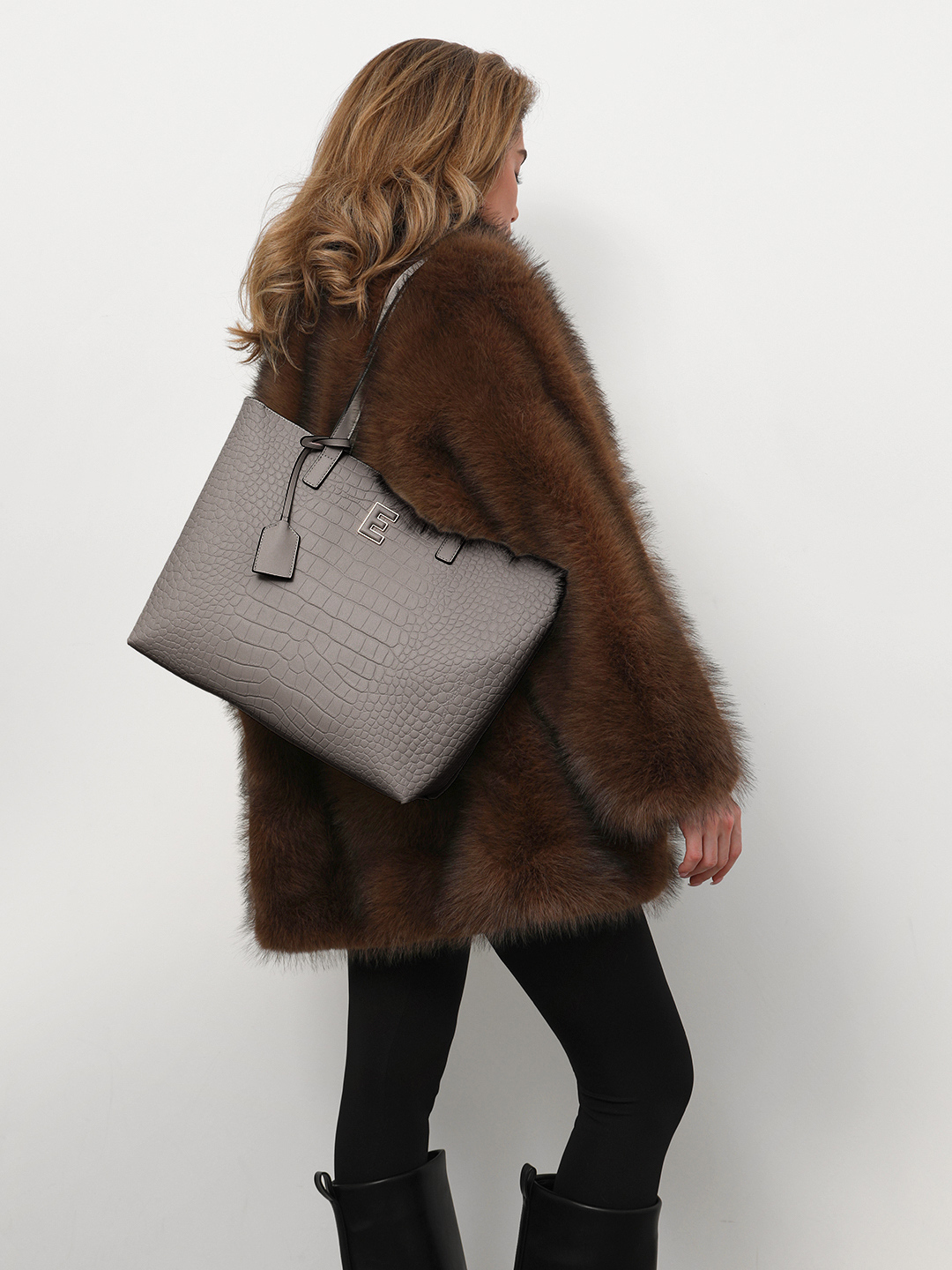 Сумка-шоппер с объёмным тиснением от ERMANNO FIRENZE в оттенке хаки