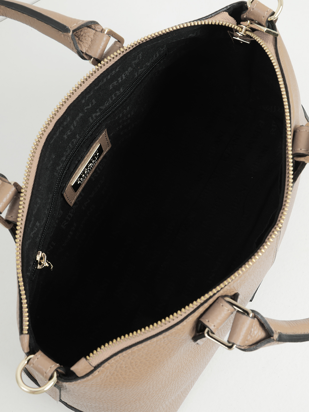 Классический прямоугольный тоут с кожаной нашивкой от RIPANI в бежевом цвете