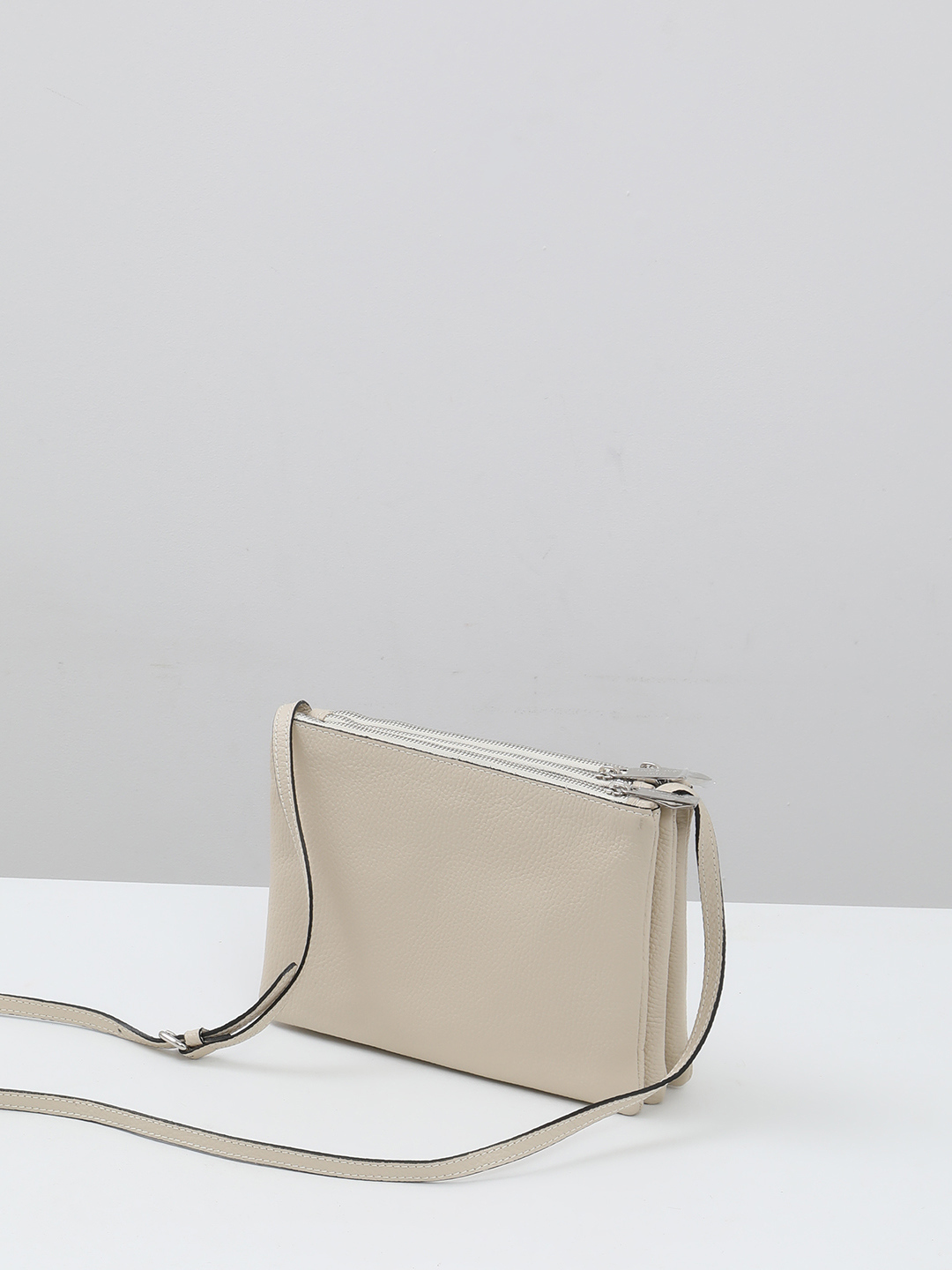 Бежевая кросс-боди с серебристыми люверсами от Renato Angi