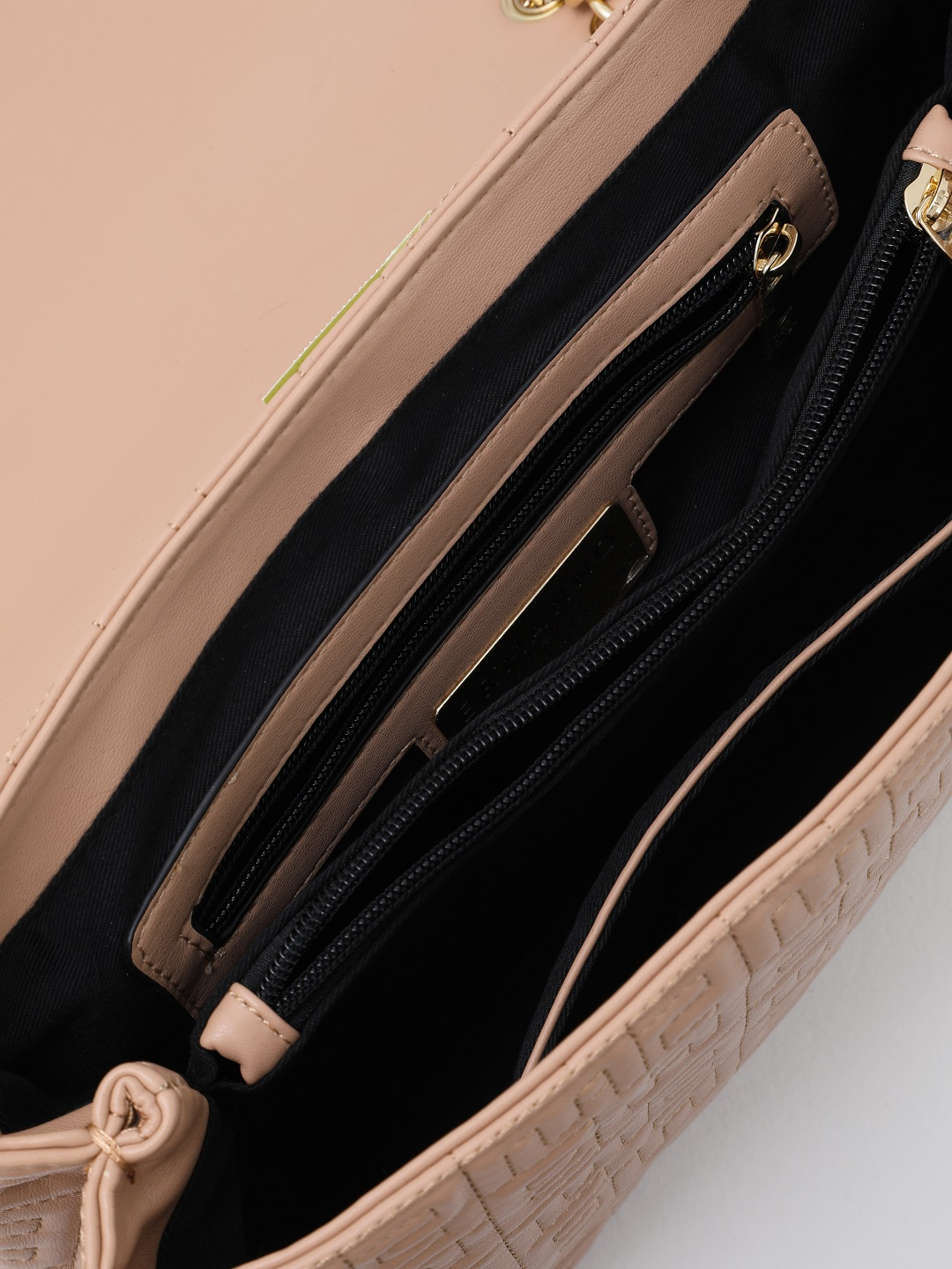 Прямоугольная кросс-боди с рельефным штампом от ERMANNO FIRENZE в пудровом оттенке