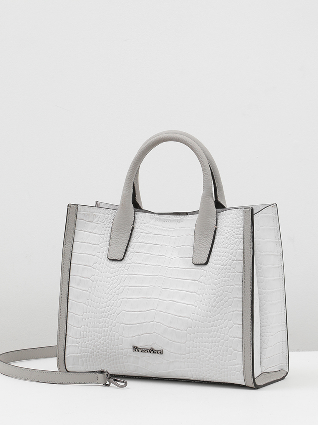 Сумка-тоут с именной гравировкой Vanessa Scani из кожи под крокодила светло-серого цвета