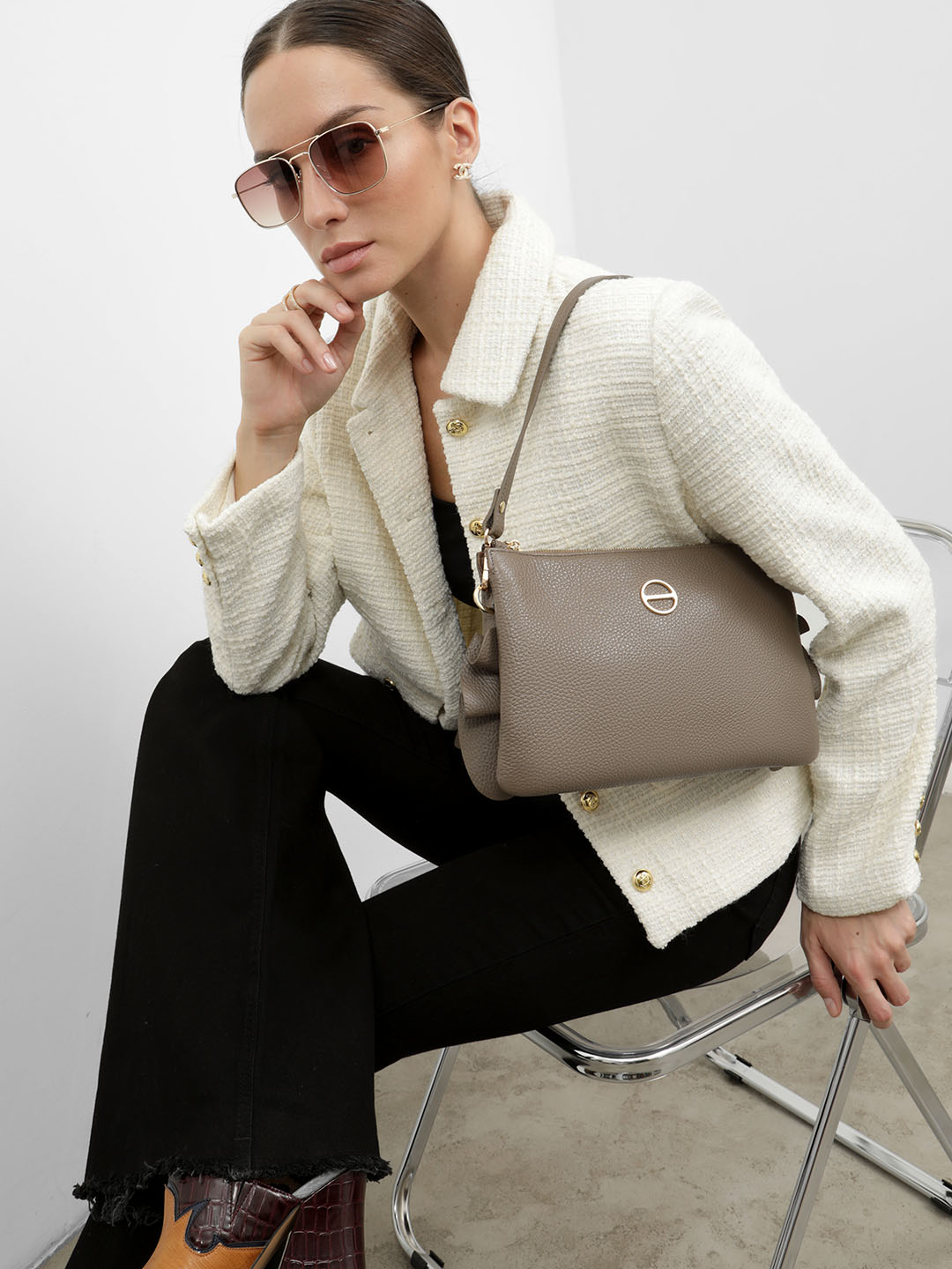 Сумка-клатч от FOLLE с оборками по бокам из натуральной кожи в цвете тауп