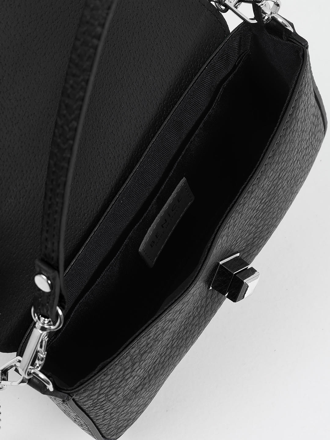 Клатч из натуральной кожи чёрного цвета с серебристой фурнитурой от BE NICE