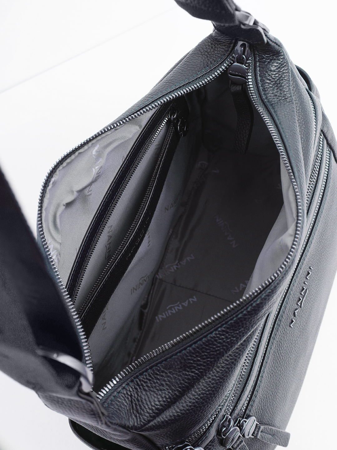 Синяя сумка на плечо с текстильным именным ремнём от NANNINI