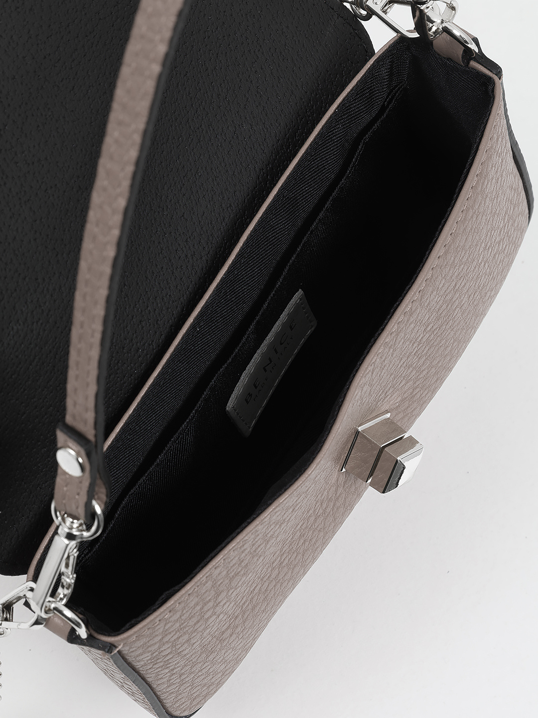 Клатч из натуральной кожи цвета тауп с серебристой фурнитурой от BE NICE