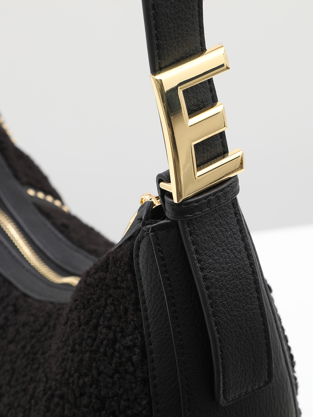 Сумка-хобо в размере "М" с надписью из металлических клёпок от ERMANNO FIRENZE чёрного цвета