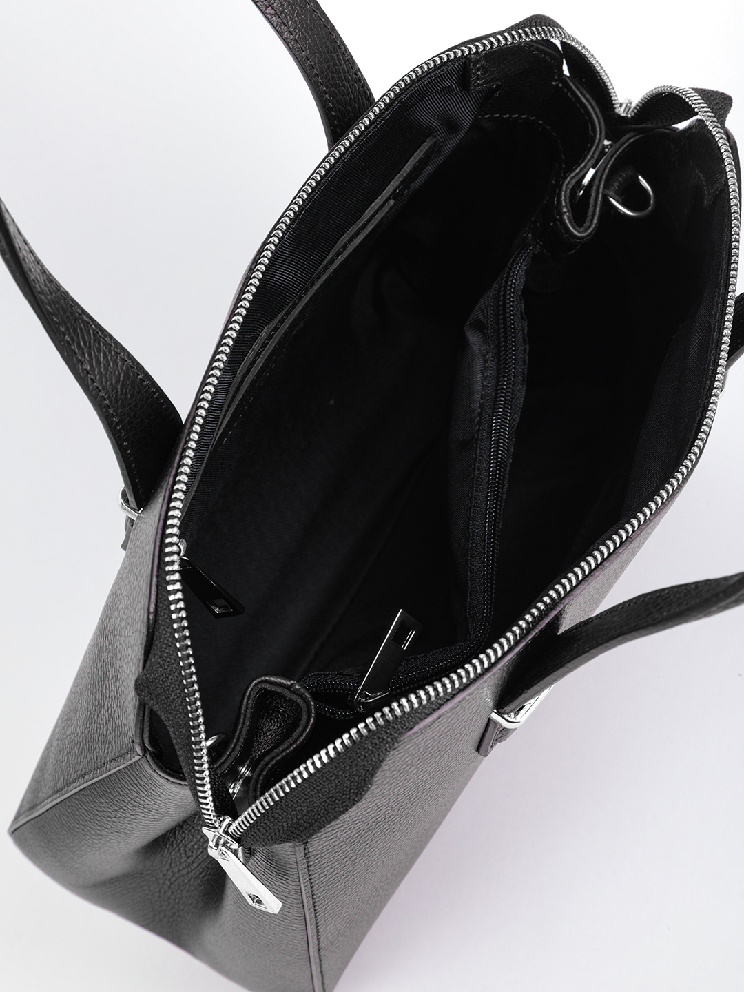 Классическая чёрная сумка с раздвоенным замком и круглой фирменной фурнитурой от FOLLE