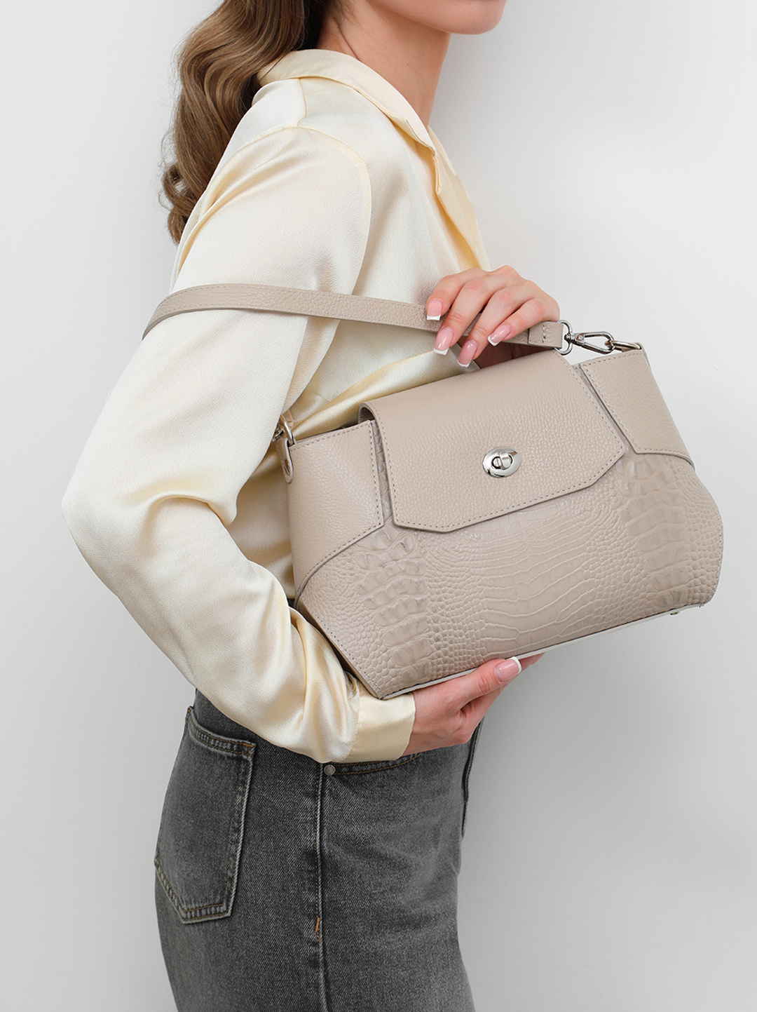 Сумка на плечо с поворотной фурнитурой от FOLLE в мраморном оттенке