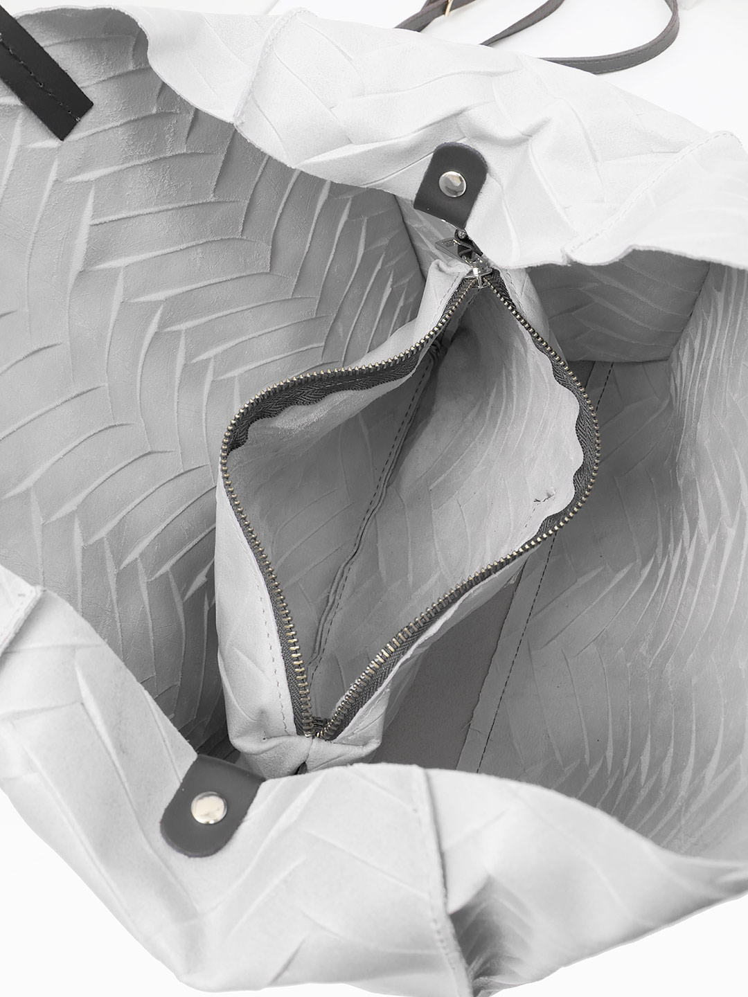 Большая сумка с тиснением и контрастной строчкой на ручках из кожи белого цвета от FOLLE