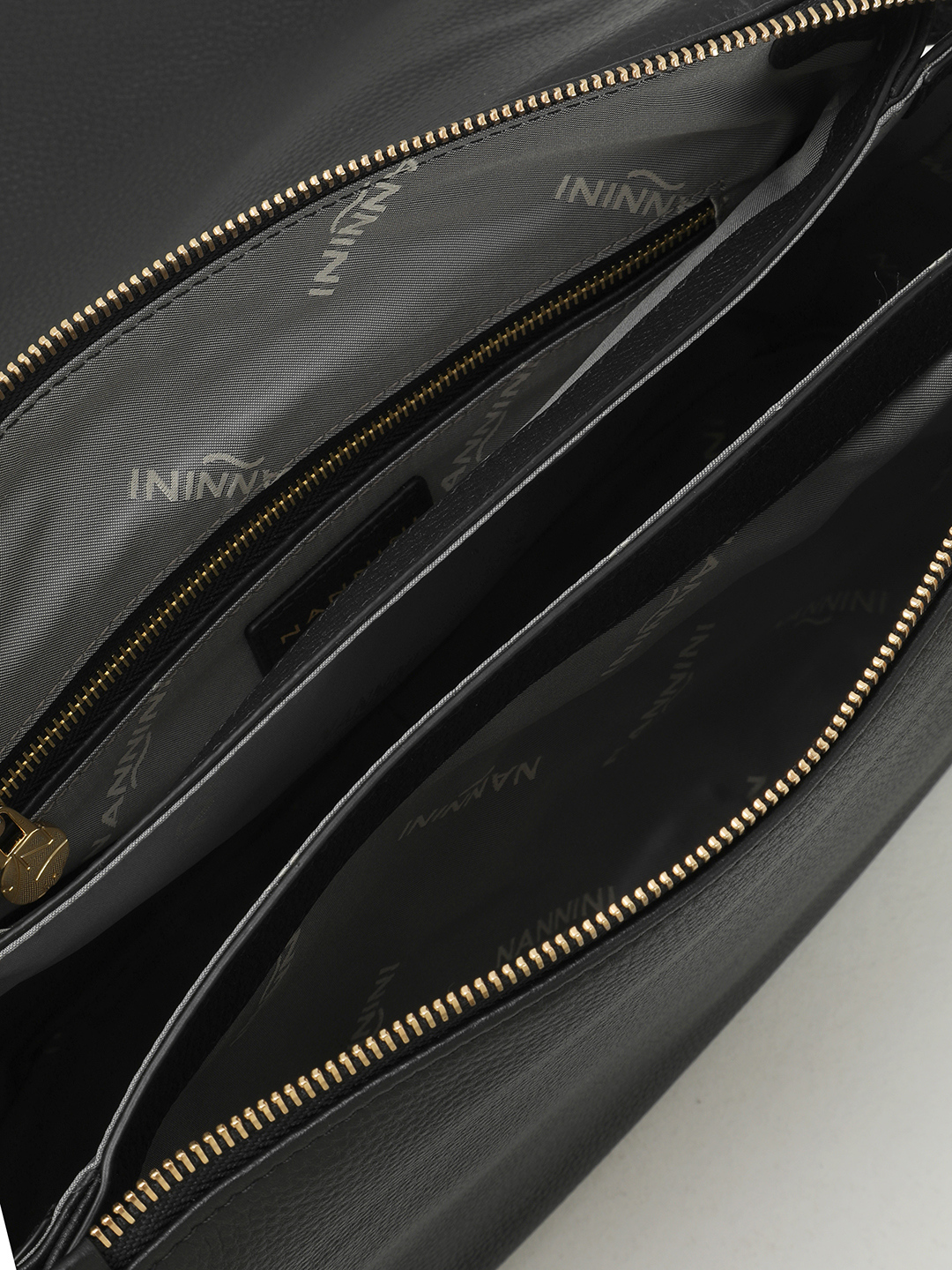 Прямоугольная сумка с именным ремнём от NANNINI в чёрном цвете