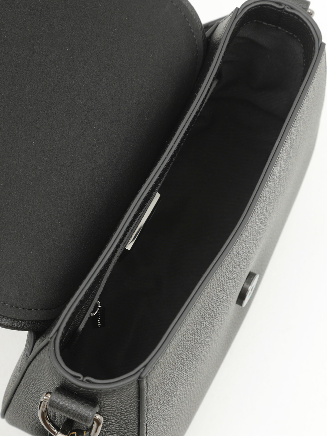 Кросс боди от Cromia в натуральной коже черного цвета с клепками и плетением