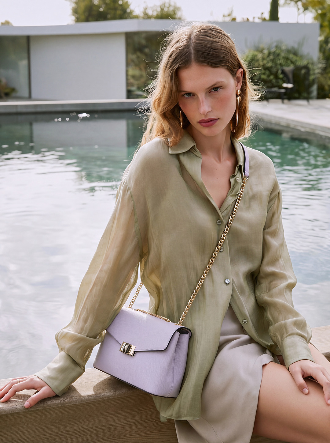 Сумка через плечо с клапаном и поворотным замком от Cromia из натуральной сиреневой кожи