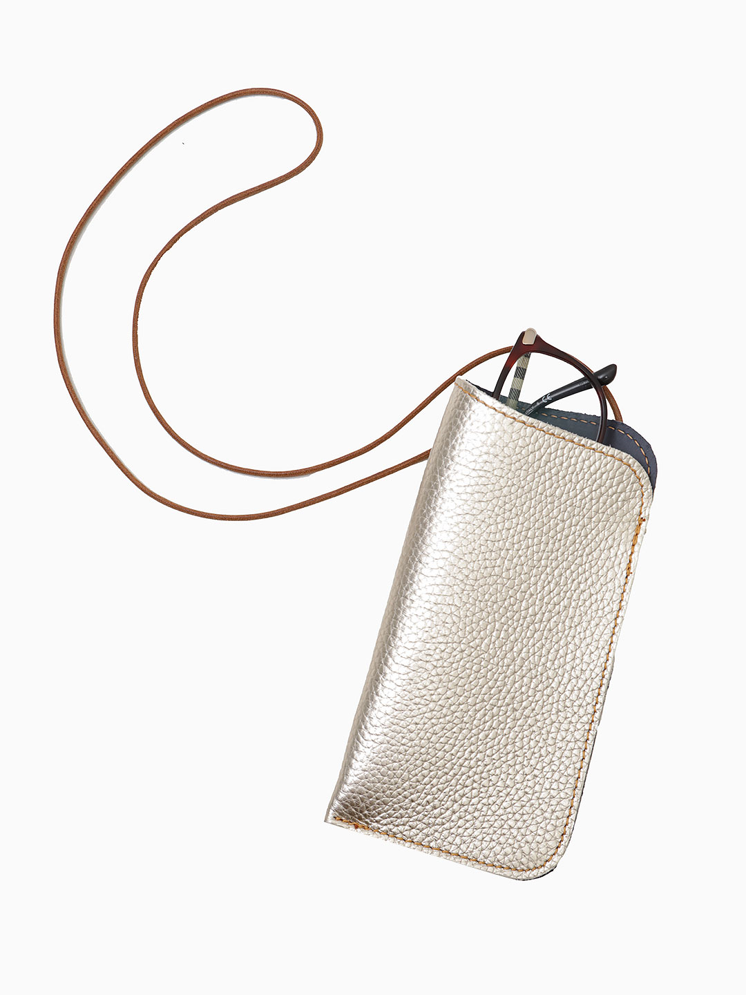 Очечник-чехол на шею от FOLLE из натуральной ламинированной кожи платинового цвета