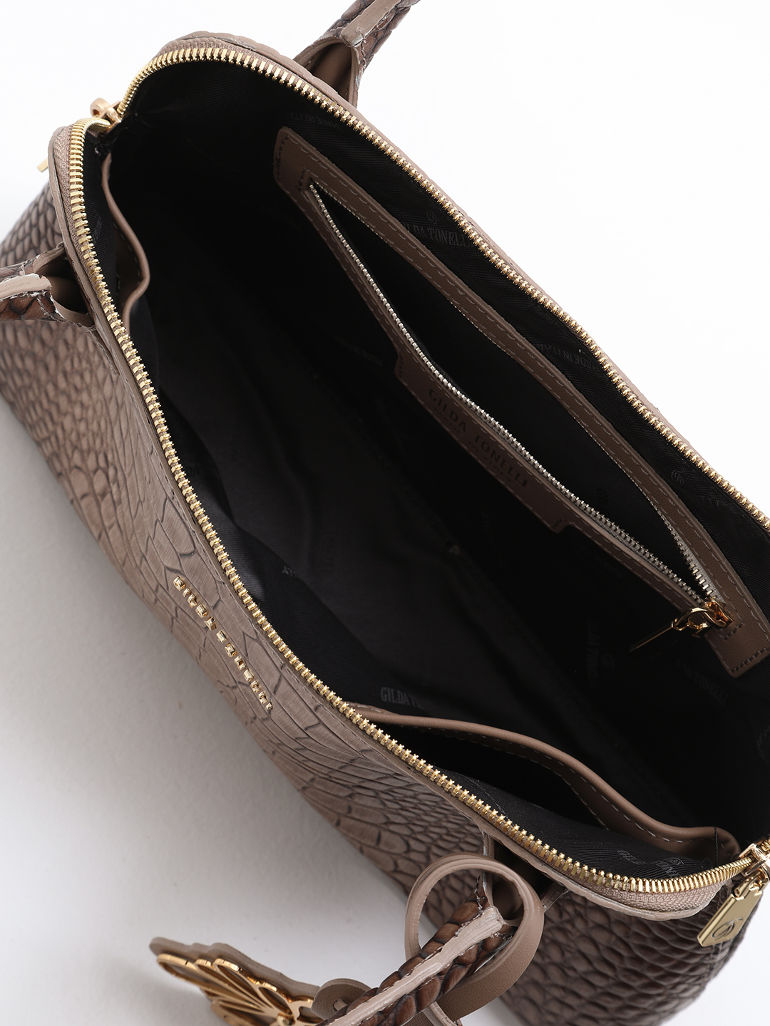 Сумка-багет с фирменным брелоком в виде цветка от Gilda Tonelli из натуральной кожи под крокодила светло-коричневого оттенка visone