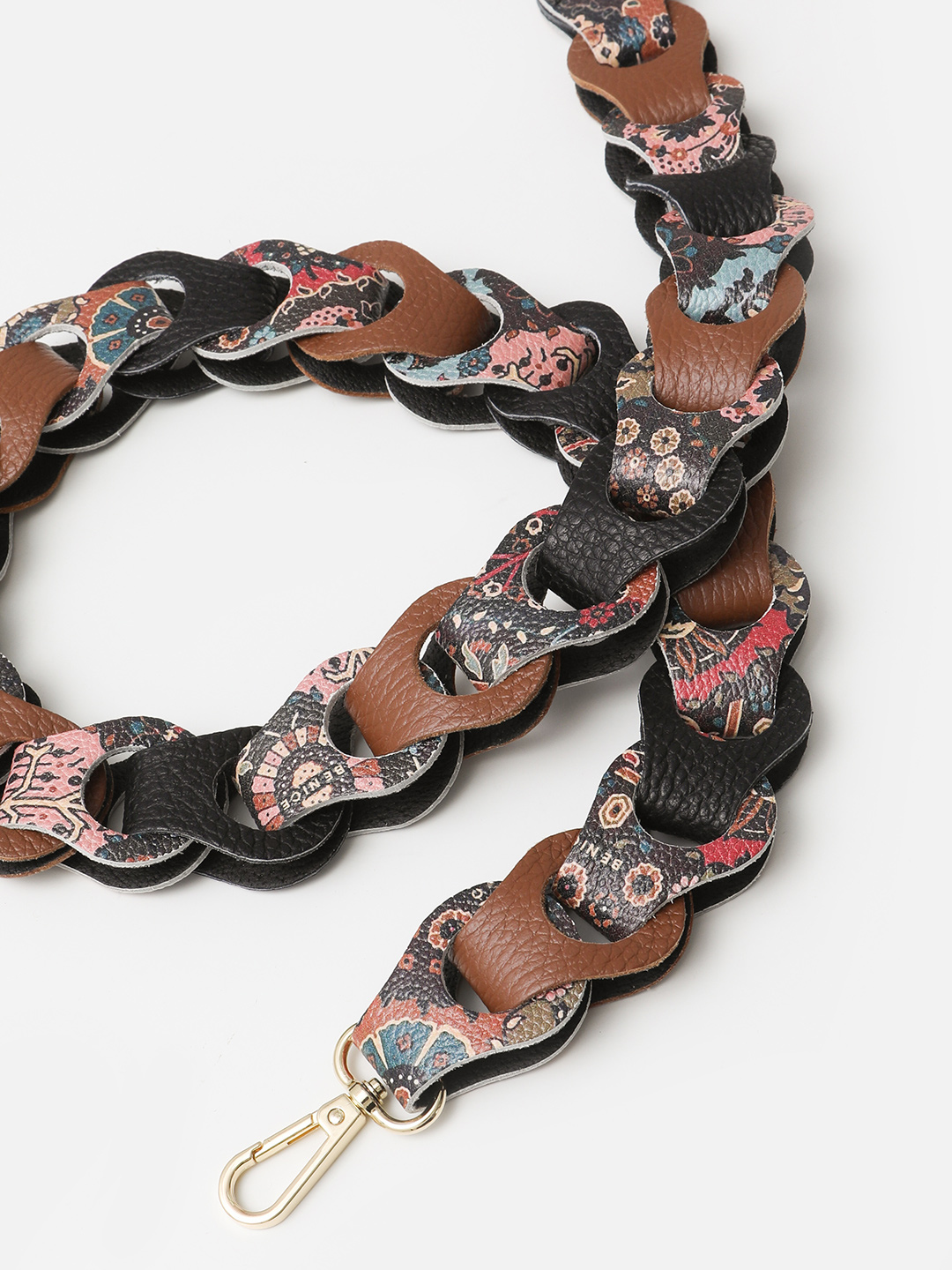 Плечевой ремень с золотистой фурнитурой и этническим принтом